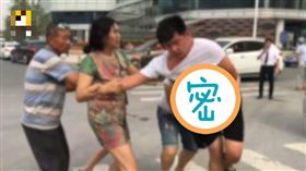 大媽,女友,車禍,挺身,偷桃,吃豆腐,下體,褲襠,爭執 （圖／翻攝自梨視頻）