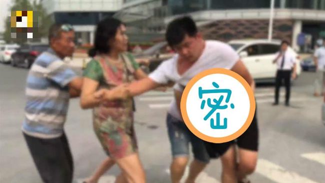 小鮮肉挺身護女友　竟遭大媽偷抓GG