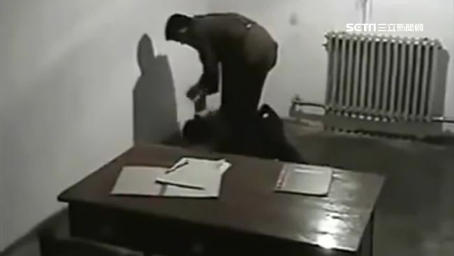 為了救朋友！他被脫光摸菊花一小時！