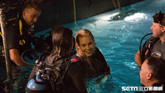 拍鯊魚搏鬥戲碼　女星自爆為戲泡尿池