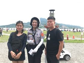 王姓姊弟與女警劉紫琳合影留念。（圖／翻攝畫面）