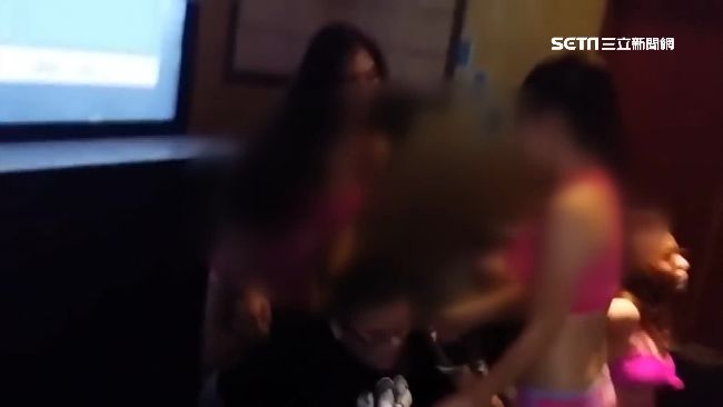 脫衣陪酒遇臨檢　小姐們赤裸搶內褲穿