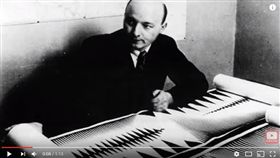 動畫大師費欣格,Oskar Fischinger（圖／翻攝自Google Doodles YouTube）
https://www.youtube.com/watch?v=t7t73X1Pht4
