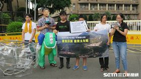 環團到行政院抗議，東東魚池。（記者盧素梅攝）