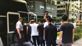 台北市南京東路一家三溫暖，深夜衝入42名黑衣人霸佔餐飲區，警方出動快打部隊，強勢帶回警局偵辦，訊後依社維法送辦（翻攝畫面）