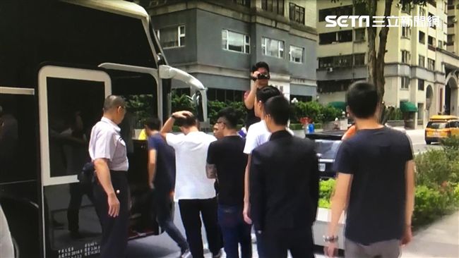 宛如電影情節　42黑衣人霸佔三溫暖