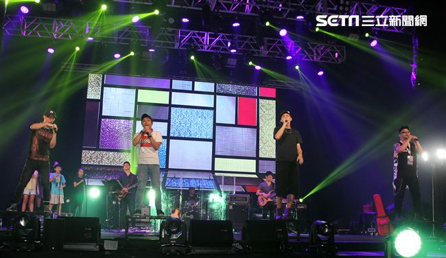 張三李四金曲國際音樂節開唱，「蘇打綠」阿福、「董事長樂團」Micky聲援。（記者邱榮吉/攝影）