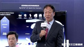 郭台銘怒撕報紙