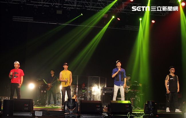 張三李四金曲國際音樂節開唱，「蘇打綠」阿福、「董事長樂團」Micky聲援。（記者邱榮吉/攝影）