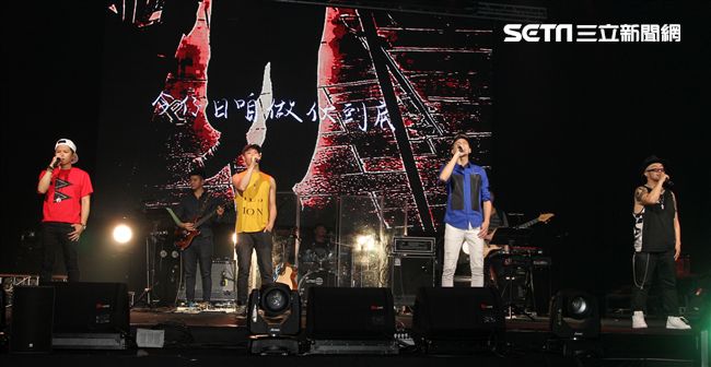 張三李四金曲國際音樂節開唱，「蘇打綠」阿福、「董事長樂團」Micky聲援。（記者邱榮吉/攝影）