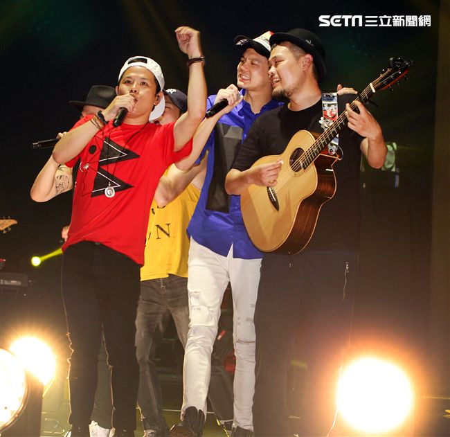 張三李四金曲國際音樂節開唱，「蘇打綠」阿福、「董事長樂團」Micky聲援。（記者邱榮吉/攝影）