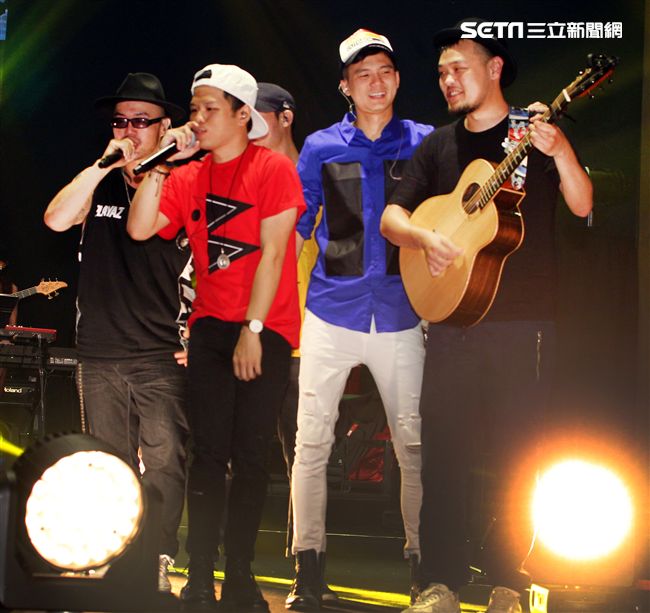 張三李四金曲國際音樂節開唱，「蘇打綠」阿福、「董事長樂團」Micky聲援。（記者邱榮吉/攝影）