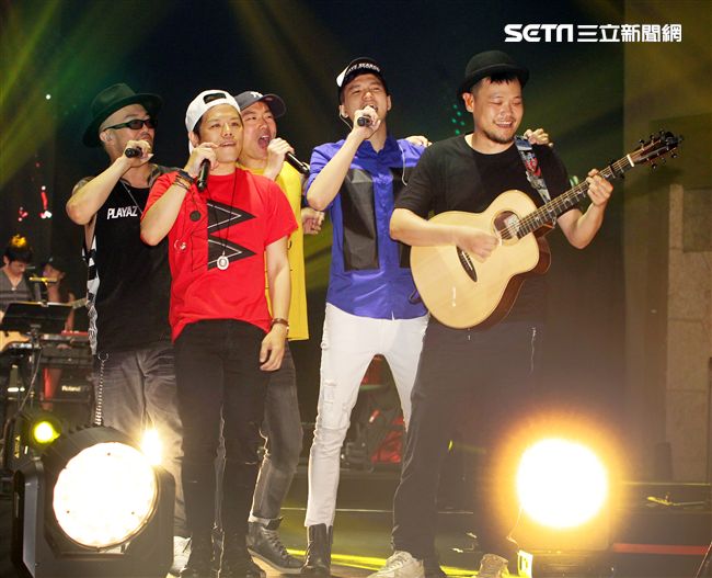 張三李四金曲國際音樂節開唱，「蘇打綠」阿福、「董事長樂團」Micky聲援。（記者邱榮吉/攝影）