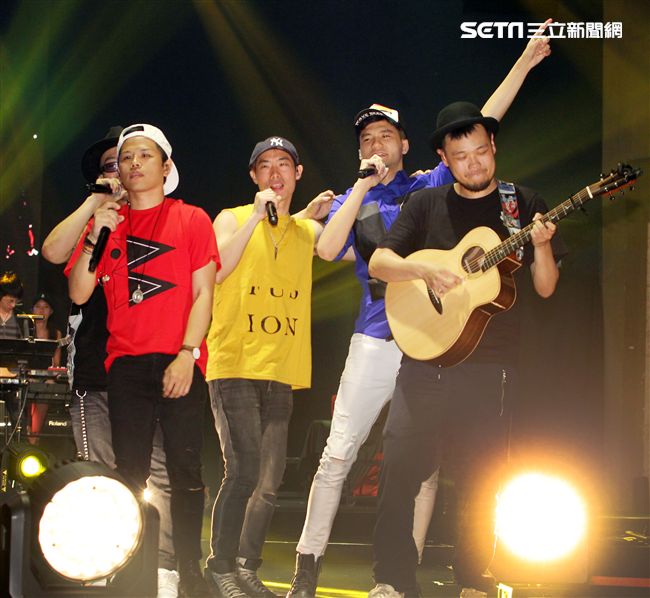 張三李四金曲國際音樂節開唱，「蘇打綠」阿福、「董事長樂團」Micky聲援。（記者邱榮吉/攝影）