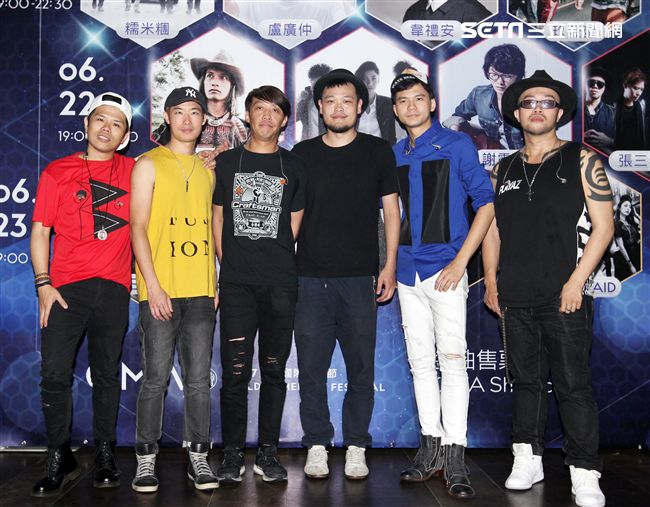 張三李四金曲國際音樂節開唱，「蘇打綠」阿福、「董事長樂團」Micky聲援。（記者邱榮吉/攝影）