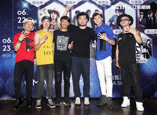 張三李四金曲國際音樂節開唱，「蘇打綠」阿福、「董事長樂團」Micky聲援。（記者邱榮吉/攝影）