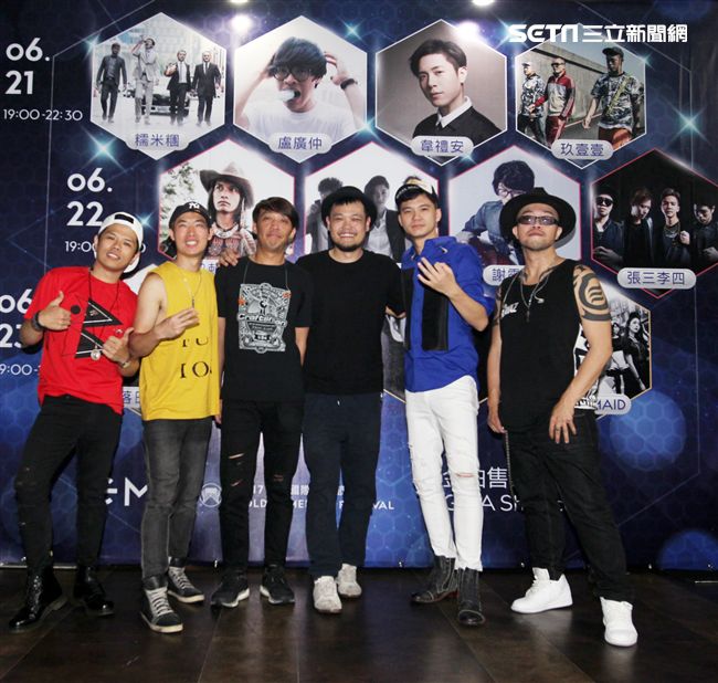 張三李四金曲國際音樂節開唱，「蘇打綠」阿福、「董事長樂團」Micky聲援。（記者邱榮吉/攝影）