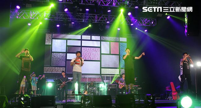 張三李四金曲國際音樂節開唱，「蘇打綠」阿福、「董事長樂團」Micky聲援。（記者邱榮吉/攝影）