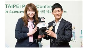 ▲台北市觀傳局長簡余晏（左）致贈台北世大運吉祥物紀念品給體操選手梁鶴善。（圖／截自韓國媒體）