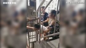 驚！女孩頭卡欄杆　大媽完美詮釋「頭過身就過」