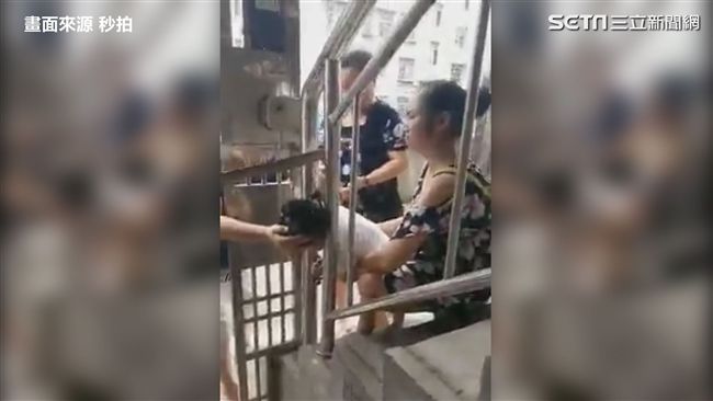 女孩頭卡欄杆　大媽們瞎忙一場