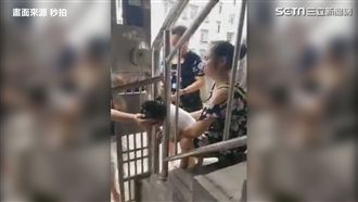 女孩頭卡欄杆　大媽們瞎忙一場