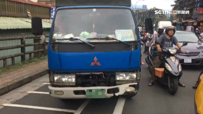 疑車速過快　機車騎士卡貨車底哀嚎