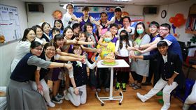 兒科病房籃球派對鼓勵病童
罹患惡性淋巴瘤的小宇喜歡籃球，花蓮慈濟醫院兒科病房日前開了一場特別的籃球派對，醫護團隊穿上整隊的籃球服裝，讓將動手術的小病人知道「We are the team」，希望給他正面支持的力量。
（花蓮慈濟醫院提供）中央社記者李先鳳傳真　106年6月22日