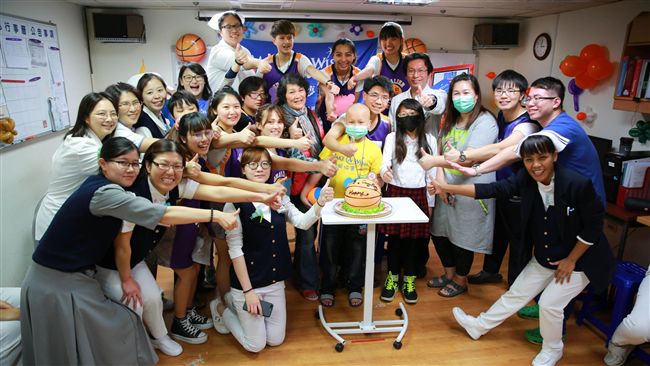 收NBA柯瑞親筆簽名　男童抗癌成功