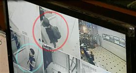 嫌犯搭乘電梯離開時身影畫面曝光，剛好與荷槍實彈的員警錯過。（圖／轉載自監視器畫面）