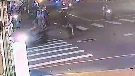 槍手對警掏槍　員警急閃驚險畫面曝光