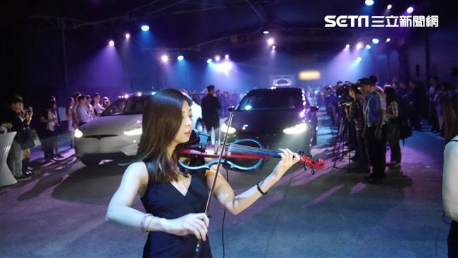 特斯拉純電休旅Model X交車啦