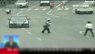 娃娃跳車狂奔險遭輾　一旁員警神救援