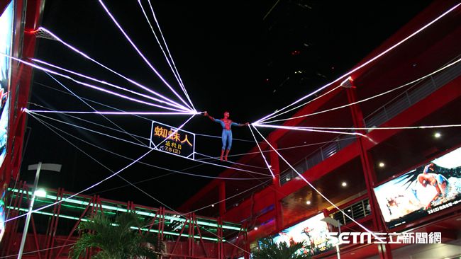 經典場景完整重現　蜘蛛人現身信義區