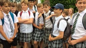 高溫,裙子,英國,學生,校服,校規（圖／翻攝自Simon Hall推特）
https://twitter.com/SimonHallNews