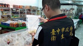 台中衛生局5月派員到傳統市場、大賣場、超市商店等處，抽驗料理滷味常用的未調味豆乾，如大黑干、黃豆干、五香豆干；總計抽驗40件，6件超標不合格，已立即下架不得販售。（台中市衛生局提供）／中央社