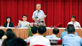 豐泰與福建省稅局10 億之爭的協商結果，將影響長期用三角貿易在大陸經商的台商，董事長王秋雄（右）為此在股東會發3 點聲明。(圖／楊文財／商業周刊)