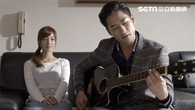 周孝安自彈自唱　陳敬宣羞爆：被迷倒