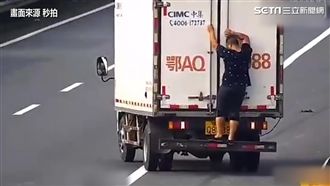 扯！開過頭想倒車　男傻用肉身擋車牌