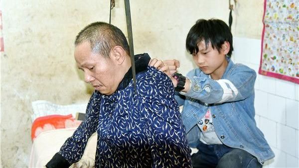 母棄癱瘓父　13歲童無怨言把屎把尿