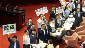 立法院院會23日經表決，二讀公務人員退休資遣撫卹法第37條條文草案，年資滿35年已退休者，所得替代率將分10年由75%調降到60%。藍委表決失利，在議場呼口號
。中央社記者郭日曉攝 106年6月23日