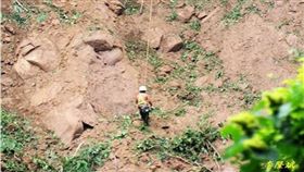 工人,背影,淡水,巴拉卡公路,陽明山,爆料公社,繩索　圖／翻攝自爆料公社