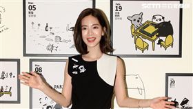 國內知名插畫家Cherng馬來貘個展，好友曾之喬前往祝賀。（記者邱榮吉/攝影）