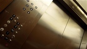 電梯
https://www.flickr.com/photos/geeknerd99/399154257/in/photolist-BgLDX-bf3j-9tkN77-bZ4LqW-fEkbXx-v3ofc-TEJU-fEkc8H-DqqdY-CKifK-bZ4Kv9-raqVgy-59qhU1-7Fu5v-5o6vZW-2VGWu-aJ2Mx-4m34bj-mMzok-7ErRrS-ieipJ