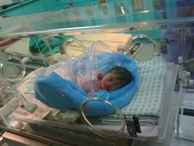 太狠！女嬰被裝袋丟水溝，急剪臍帶救回一命。