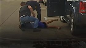 美國，亞裔駕駛，警察暴力（圖／翻攝自YouTube）