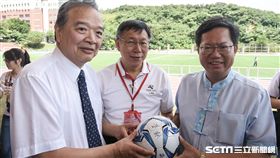 台北市長柯文哲與桃園市長鄭文燦視察世大運足球場館聽取簡報,銘傳大學 圖／記者林敬旻攝