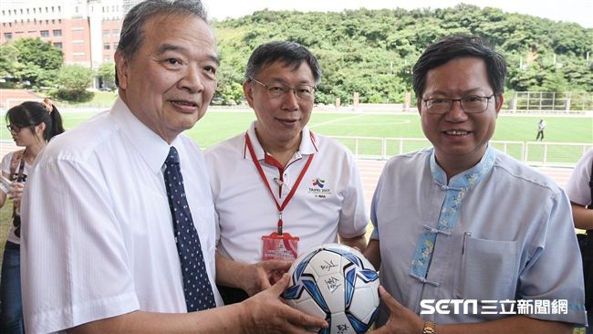 體驗世大運人工草皮　柯感覺踩在錢上