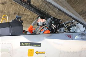 空軍正妹駕經國號完成單飛訓練　台灣史上第一人！（圖／翻攝自《空軍司令部臉書專業》臉書）