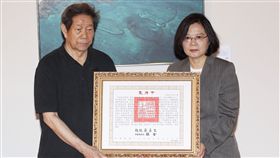 蔡總統頒發褒揚令給齊柏林
總統蔡英文（右）24日在台北松山文創園區出席「看見齊柏林紀念展」，蔡總統頒發褒揚令給齊柏林，由齊柏林父親（左）接受。
中央社記者張皓安攝　106年6月24日